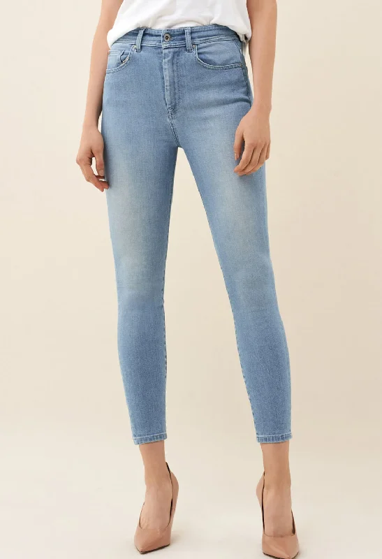 women's grey denim jeansELEGANT CAPRI LIGHT JEANS