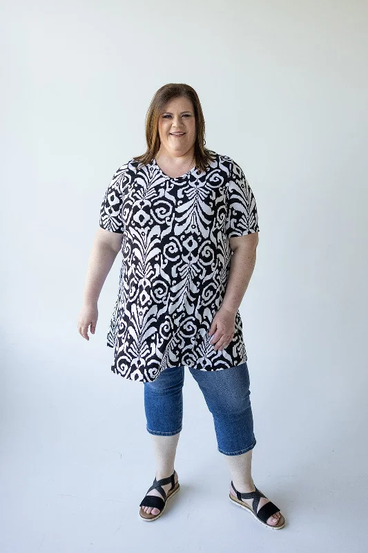 women's T-shirts with relaxed fitsV-NECK TUNIC TEE IN ABSTRACT PRINT